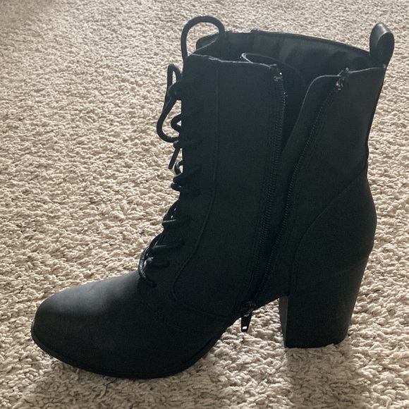 Black lace up boots - Picture 2 of 7